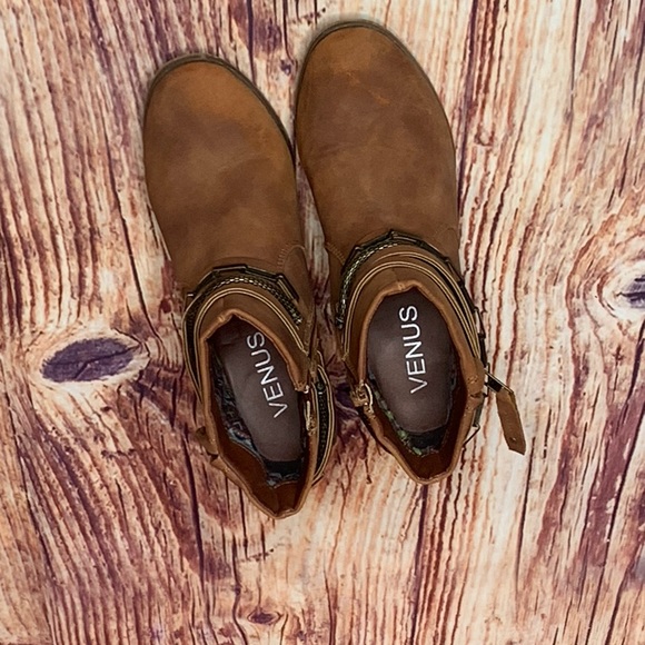 Venus Western Booties Size 7 3”Heel Cognac Brown Brass Look Hardware Boho - Picture 6 of 7